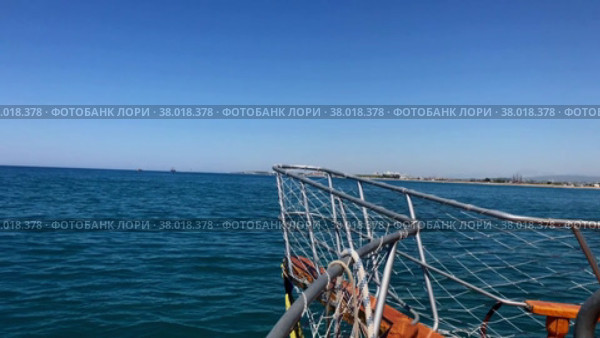 Форштевень прогулочной яхты качается на фоне морского горизинота. Концепция морской прогулки. Стоковое видео, видеограф Ярославский Максим / Фотобанк Лори