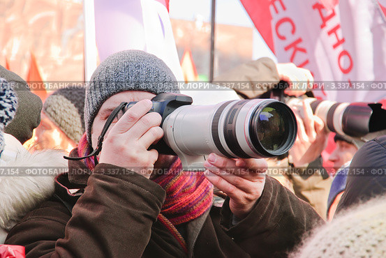 Фотограф на митинге "За новые выборы" 10 марта 2012 года на Новом Арбате. Редакционное фото, фотограф Алёшина Оксана / Фотобанк Лори