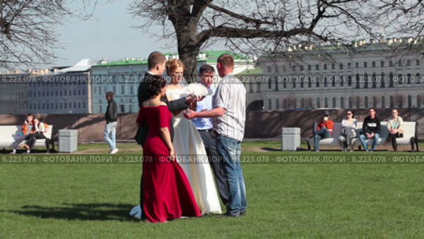 Фотограф работает с молодоженами в парке (2014 год). Редакционное видео, видеограф Кекяляйнен Андрей / Фотобанк Лори