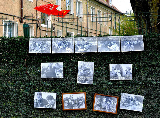 Фотографии эпизодов  советских фильмов о войне на маскировочной сети в День Победы. Калининград (2017 год). Редакционное фото, фотограф Ирина Борсученко / Фотобанк Лори
