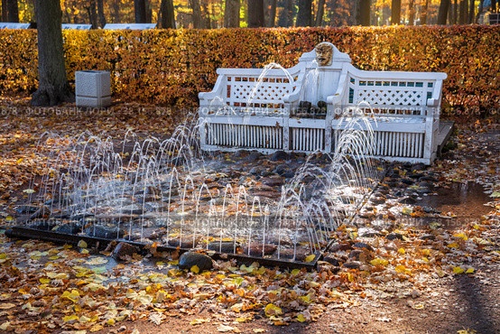 Fountain-cracker in Peterhof (2021 год). Редакционное фото, фотограф Юлия Бабкина / Фотобанк Лори