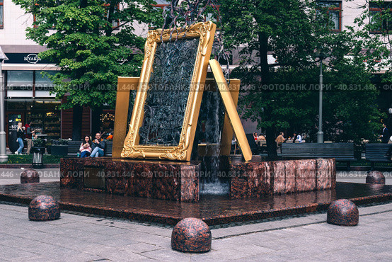 Fountain for the arts, in Shmelev square in Bolshoy Tolmachevsky lane. Редакционное фото, фотограф Константин Григорьев / Фотобанк Лори