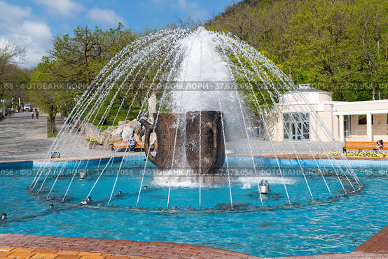 Fountain in the form of mugs in the resort park in Zheleznovodsk, Stavropol Territory, Russia - May 1, 2021. Стоковое фото, фотограф Наталия Попова / Фотобанк Лори