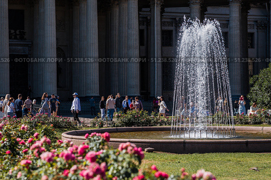 Fountain near Kazan Cathedral. Cathedral of the Kazan Icon of the Mother of God. Russia. Saint Petersburg, August 15, 2025. Редакционное фото, фотограф Photojuli / Фотобанк Лори