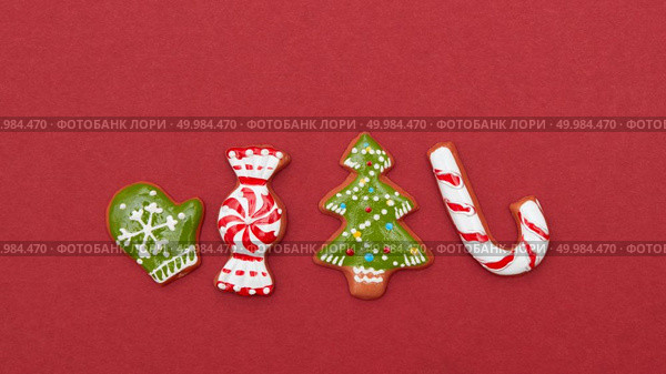 Four Christmas cookies on a red background with space for text. Four Christmas cookies on a red background. Стоковое фото, агентство Ingram Publishing / Фотобанк Лори
