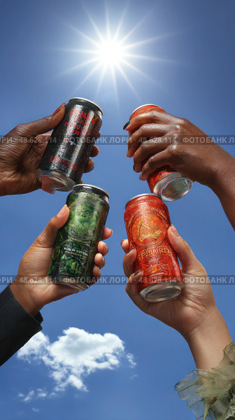 Four people are holding up four different colored cans of soda. Стоковое AI-изображение, AI-художник Ярославский Максим / Фотобанк Лори