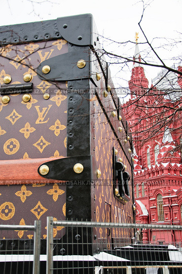 Фрагмент чемодана Louis Vuitton и Исторического музея на Красной площади (2013 год). Редакционное фото, фотограф Алёшина Оксана / Фотобанк Лори