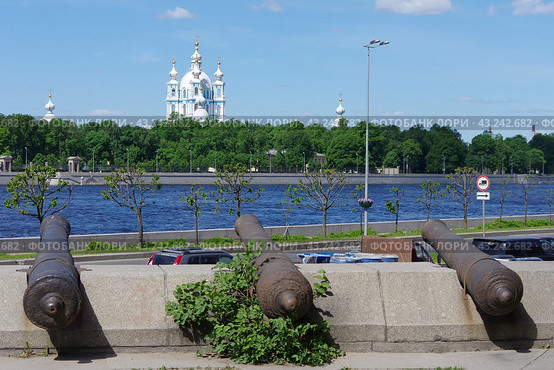 Фрагмент памятного знака "Крепость Ниеншанц" - пушки, направленные на Смольный Собор. Санкт-Петербург (2018 год). Редакционное фото, фотограф Алексей Иванов / Фотобанк Лори