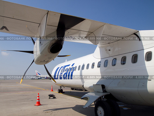 Фрагмент самолета ATR 72, авиакомпания "ЮТэйр" (2013 год). Редакционное фото, фотограф Вячеслав Палес / Фотобанк Лори