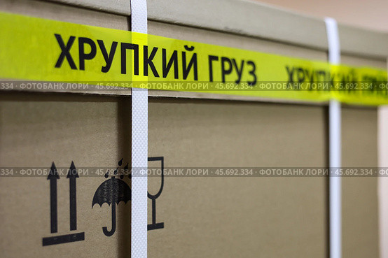 Фрагмент транспортировочной коробки с надписью "Хрупкий груз" Стоковое фото, фотограф Дмитрий Кравченко / Фотобанк Лори
