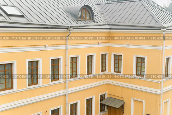 Фрагмент желтого здания. Смог от лесных пожаров накрыл Москву (2010 год). Стоковое фото, фотограф Алёшина Оксана / Фотобанк Лори