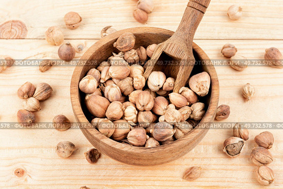 Fragrant white cardamom aromatic pods in a wooden bowl, spice.. White dried cardamon, condiment. Стоковое фото, агентство Ingram Publishing / Фотобанк Лори