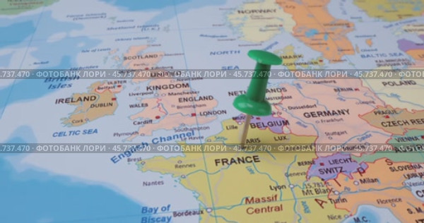 France- Travel concept with green pushpin on the world map. The location point on the map points to Paris the capital of the France. (2022 год). Стоковое видео, видеограф Андрей Армягов / Фотобанк Лори