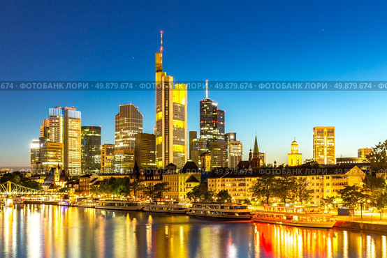 Frankfurt am Mine Skyscraper skyline building at dusk Germany. Стоковое фото, агентство Ingram Publishing / Фотобанк Лори