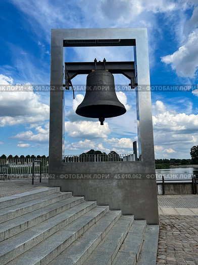 Франкфурт-на-Одере, Германия - 2 сентября 2003 г.: Колокол мира. Надпись на колоколе: "Мир и дружба со всеми народами". Frankfurt (Oder), Germany - September 2, 2003:Friedensglocke (Peace Bell). The inscription on the bell is "Friede und Freundschaft mit allen Völkern". Редакционное фото, фотограф Александр Рыбалка / Фотобанк Лори