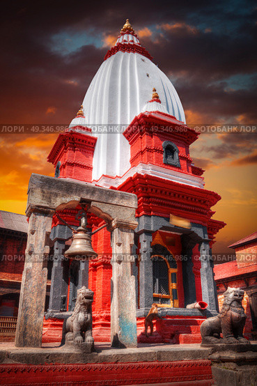Freely walk monkey. Votive temples and shrines in a row at Pashupatinath Temple, Kathmandu, Nepal. Стоковое фото, агентство Ingram Publishing / Фотобанк Лори