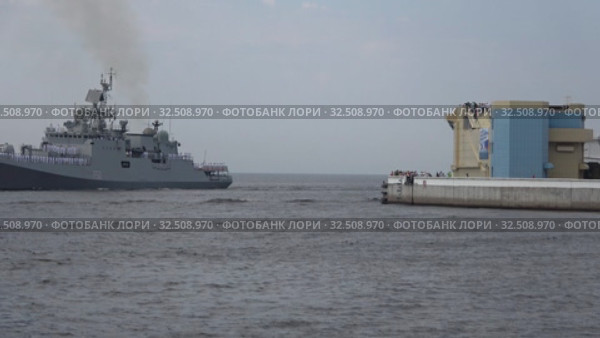 Фрегат "Таркаш" ВМС Индии принимает участие в военно-морском параде в честь Дня ВМФ. Кронштадт (2019 год). Редакционное видео, видеограф Виктор Карасев / Фотобанк Лори