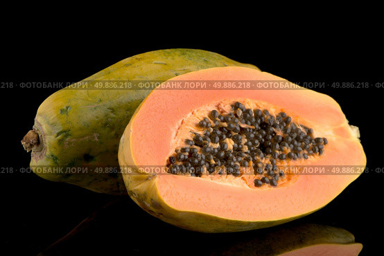 Fresh and tasty papaya on black background. Стоковое фото, агентство Ingram Publishing / Фотобанк Лори
