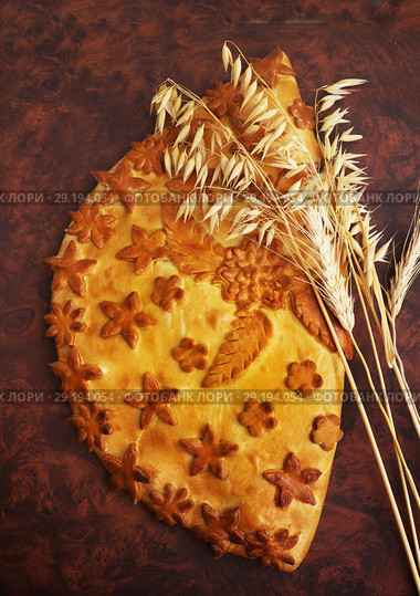 Fresh baked traditional pie with cabbage and eggs. Стоковое фото, фотограф ElenArt / Фотобанк Лори