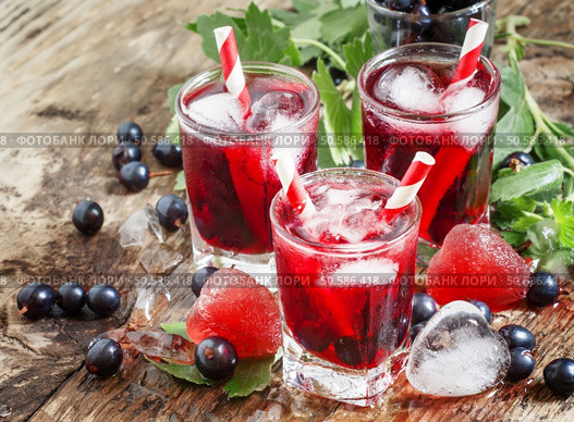 Fresh blackcurrant drink with berries and ice in a heart shape, selective focus. Стоковое фото, агентство Ingram Publishing / Фотобанк Лори