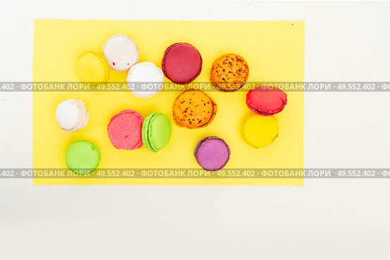 Fresh fresh macaroon sweets over yellow background, top view. Fresh macaroon confection. Стоковое фото, агентство Ingram Publishing / Фотобанк Лори
