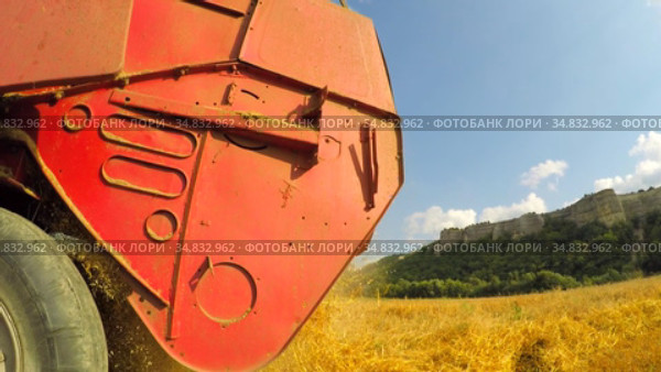 Fresh Mown Hay Falling Out Of Combine. Стоковое видео, видеограф Владимир Кравченко / Фотобанк Лори