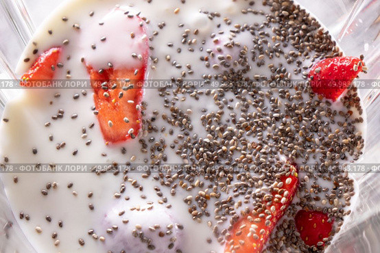 Fresh red smoothie ingredients with chia seeds in a blender macro shot. Vegetarian food, top view. healthy fruits smoothies with shia seeds and strawberries in blender, close up. Flat lay. Стоковое фото, агентство Ingram Publishing / Фотобанк Лори