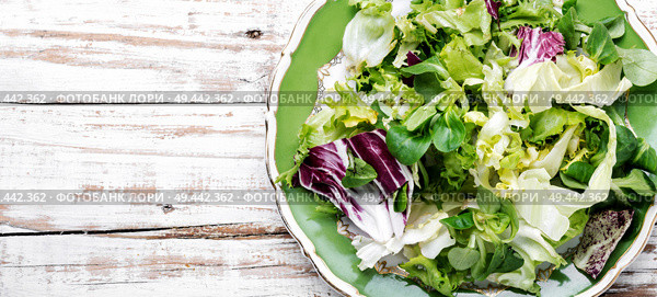 Fresh salad plate with mixed greens.Green meal. Healthy vegetarian salad. Стоковое фото, агентство Ingram Publishing / Фотобанк Лори