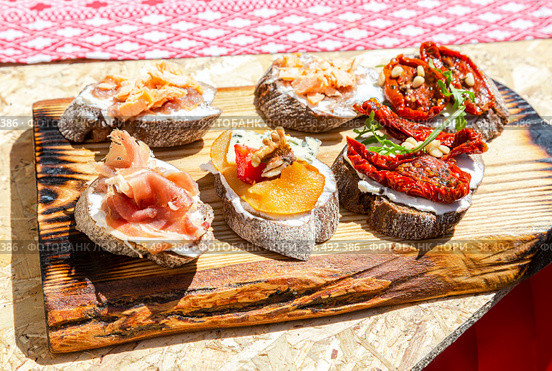 Fresh sandwiches with various filling on the wooden board. Стоковое фото, фотограф FotograFF / Фотобанк Лори