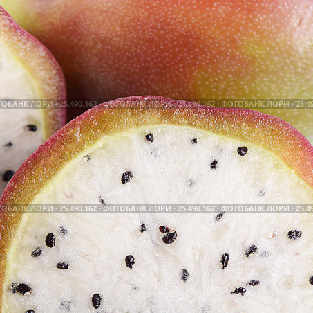 Fresh sliced white dragon fruit close-up. Стоковое фото, фотограф Воронина Светлана / Фотобанк Лори