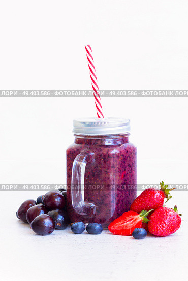 Fresh smoothy berry drink in glass jars with igredients. Fresh smoothy berry drink. Стоковое фото, агентство Ingram Publishing / Фотобанк Лори