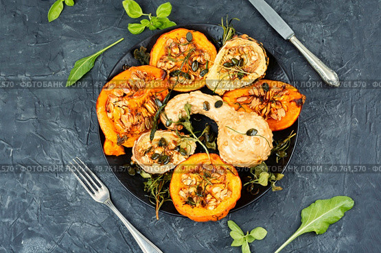 Freshly baked and juicy of pumpkin. Homemade roasted acorn squash. Baked and juicy of pumpkin. Стоковое фото, агентство Ingram Publishing / Фотобанк Лори
