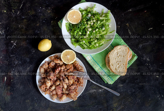 Fried calamari on a wooden table. Стоковое фото, фотограф Татьяна Ляпи / Фотобанк Лори