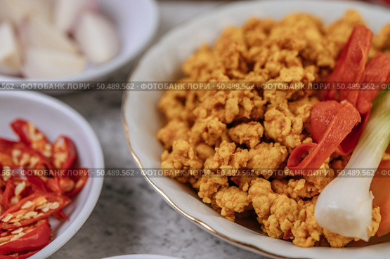Fried Chicken Pop with Chili Scallions and tomatoes. Стоковое фото, агентство Ingram Publishing / Фотобанк Лори