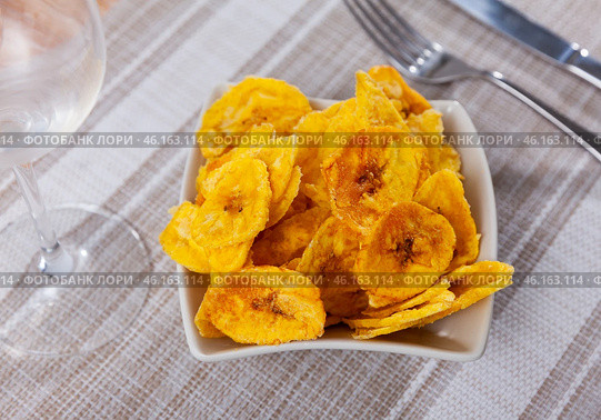Fried slices of plantains, a traditional and popular snack and accompaniment in Central America. Стоковое фото, фотограф Яков Филимонов / Фотобанк Лори