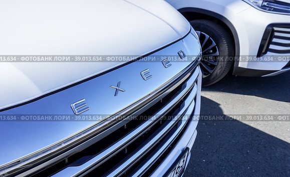 Front part of Chery Exeed vehicle with car grille (2022 год). Редакционное фото, фотограф FotograFF / Фотобанк Лори