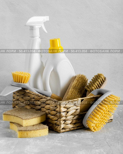 front view eco friendly cleaning brushes basket with ablution. Стоковое фото, агентство Ingram Publishing / Фотобанк Лори