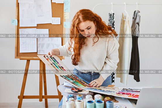 front view female fashion designer working with color palette atelier. Стоковое фото, агентство Ingram Publishing / Фотобанк Лори