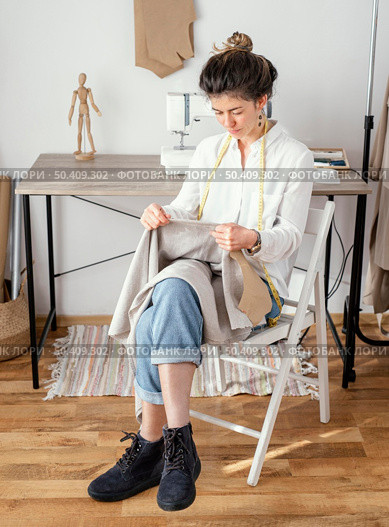 front view female tailor working studio 4. Стоковое фото, агентство Ingram Publishing / Фотобанк Лори