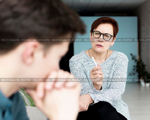 front view psychologist giving advices patient. Стоковое фото, агентство Ingram Publishing / Фотобанк Лори