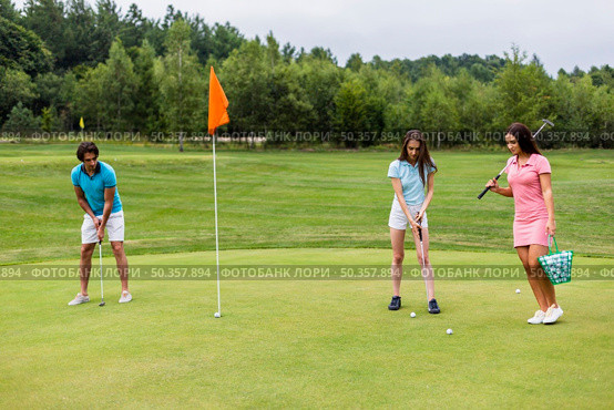 front view young golfers playing. Стоковое фото, агентство Ingram Publishing / Фотобанк Лори
