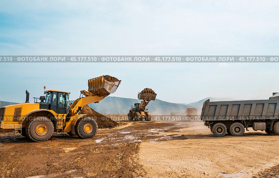Фронтальные погрузчики и грузовые самосвалы. Стоковое фото, фотограф Павел Просянов / Фотобанк Лори