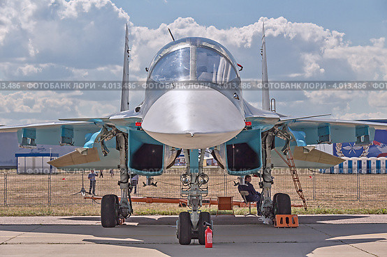 Фронтовой бомбардировщик Су-34 на праздновании 100-летия создания ВВС России на аэродроме ЛИИ им. М.М. Громова в Жуковском (2012 год). Редакционное фото, фотограф Владимир Сергеев / Фотобанк Лори