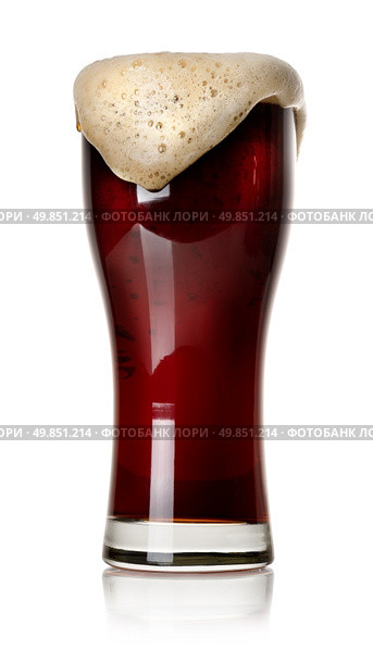 Froth on black beer in glass isolated on white. Стоковое фото, агентство Ingram Publishing / Фотобанк Лори