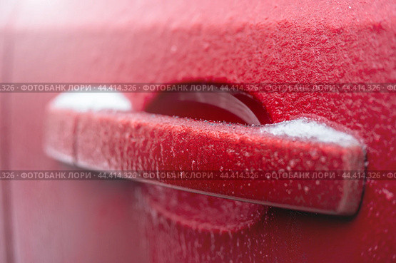 Frozen car door handle. Closeup of car door handle and lock covered in ice during winter storm. Concept of winter driving preparedness and safety. Стоковое фото, фотограф Павел Муравьев / Фотобанк Лори