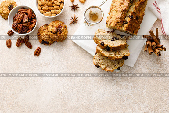 Fruitcake with cranberry, almond and pecan nuts sliced on a wooden board. Стоковое фото, агентство Ingram Publishing / Фотобанк Лори