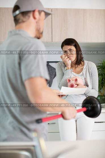 frustrated woman cannot pay all bills crying. Стоковое фото, агентство Ingram Publishing / Фотобанк Лори