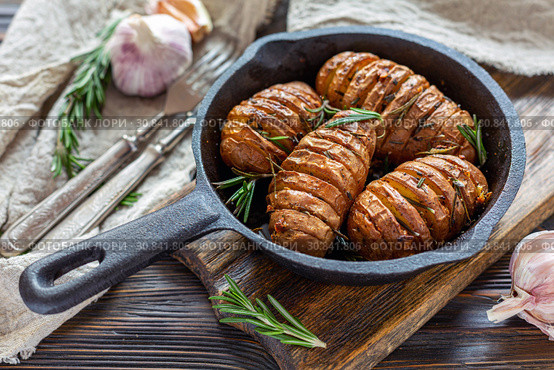 Frying pan with roasted potatoes and rosemary. Стоковое фото, фотограф Марина Сапрунова / Фотобанк Лори