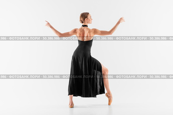 full shot woman wearing pointe shoes dress. Стоковое фото, агентство Ingram Publishing / Фотобанк Лори