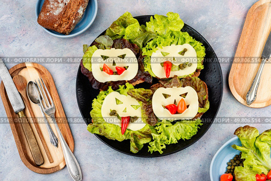 Funny monster face on Halloween sandwich toast. Halloween. Flat lay. Mini sandwiches with monster faces. Стоковое фото, агентство Ingram Publishing / Фотобанк Лори